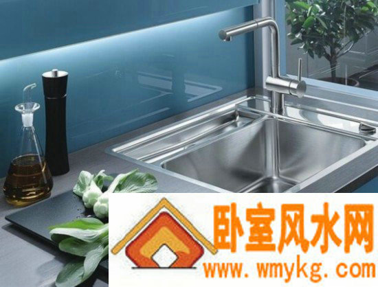 1、灶忌背宅反向既灶口与房屋的坐向正好相反,例如房屋是坐南向北,而灶口则是坐北向南,则是违反了厨房风水禁忌,是不吉的风水布局。