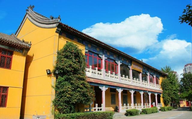 60岁关咏荷惊艳复出 60岁关咏荷惊艳复出